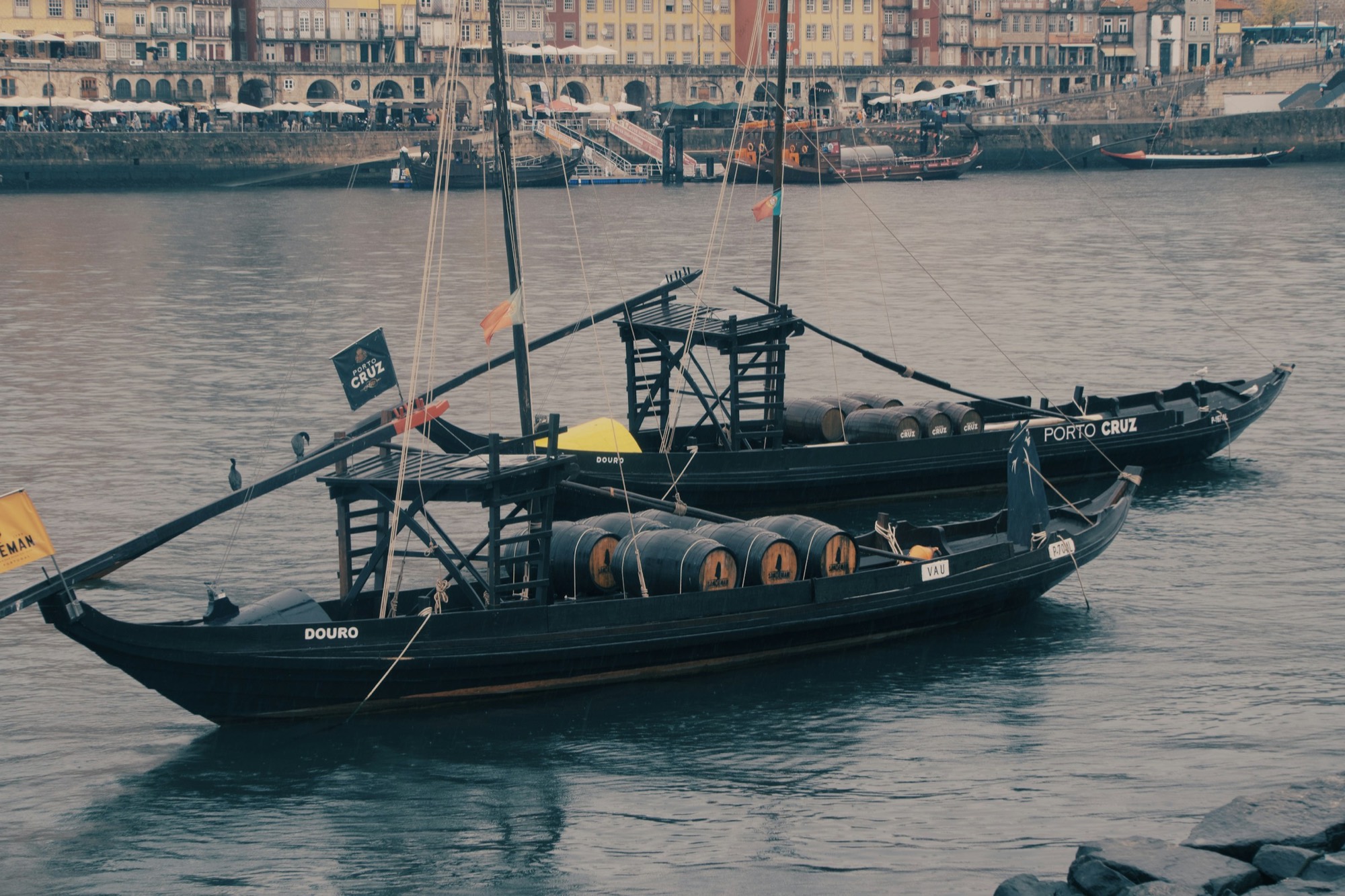 Barcos rabelo tradicionais com pipas de Vinho do Porto no rio Douro