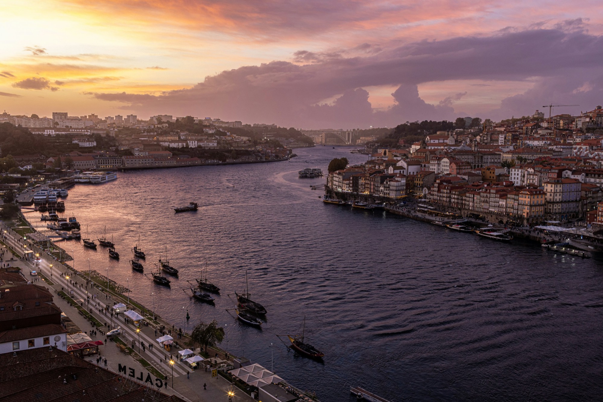 Pôr-do-sol dramático sobre o rio Douro no Porto