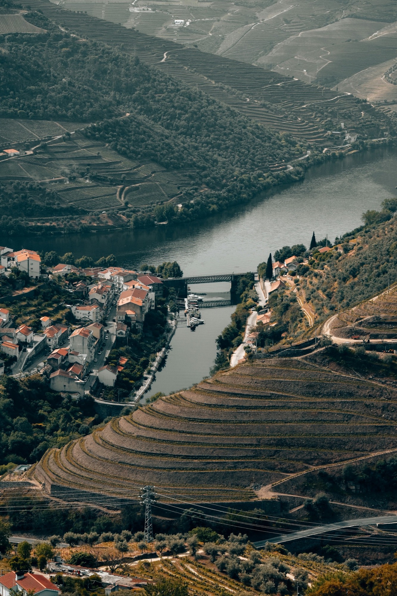 Vista aérea da vila do Pinhão junto à curva do Douro