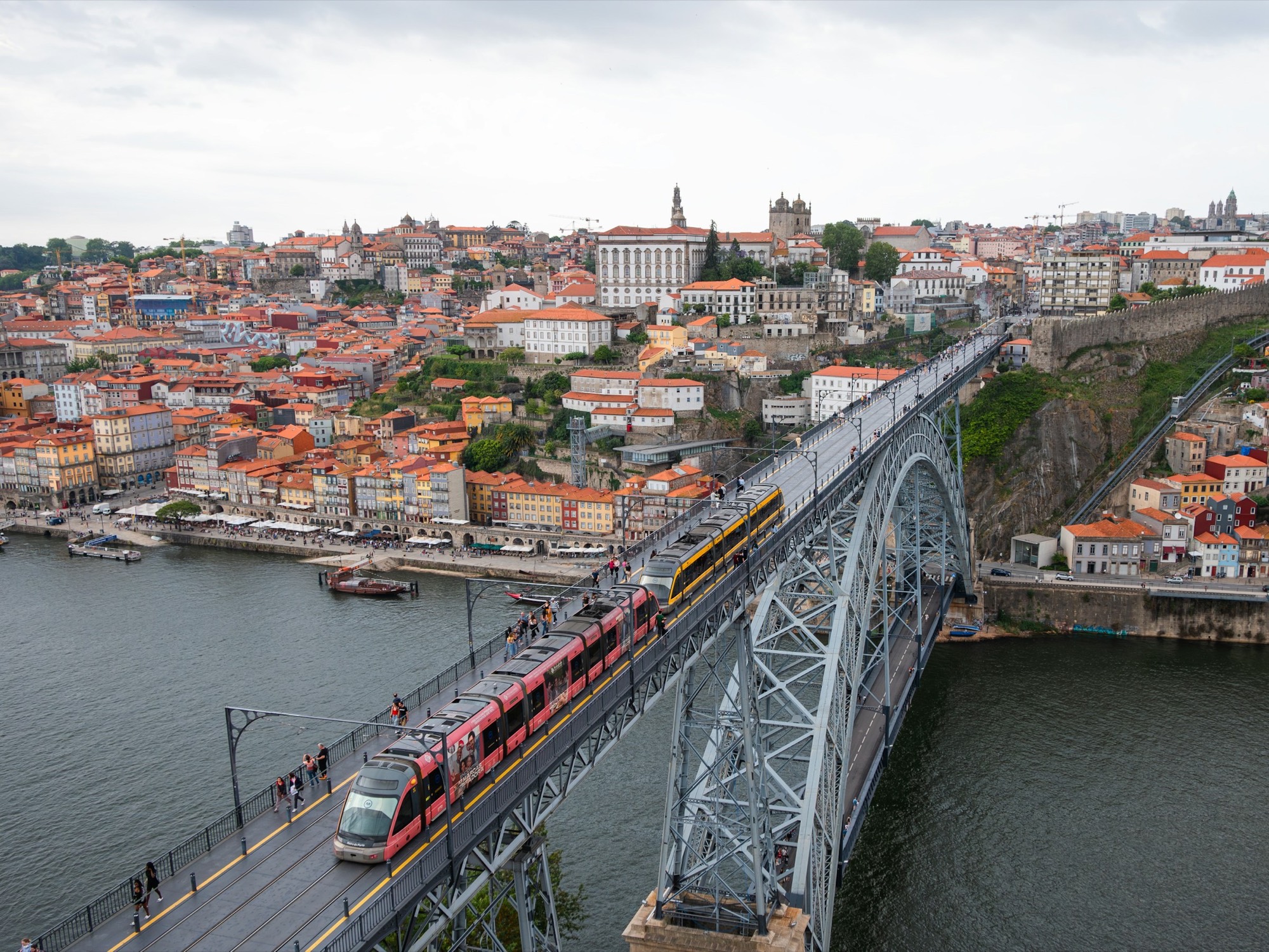 Comboio a atravessar a Ponte Dom Luís I, vista da Serra do Pilar