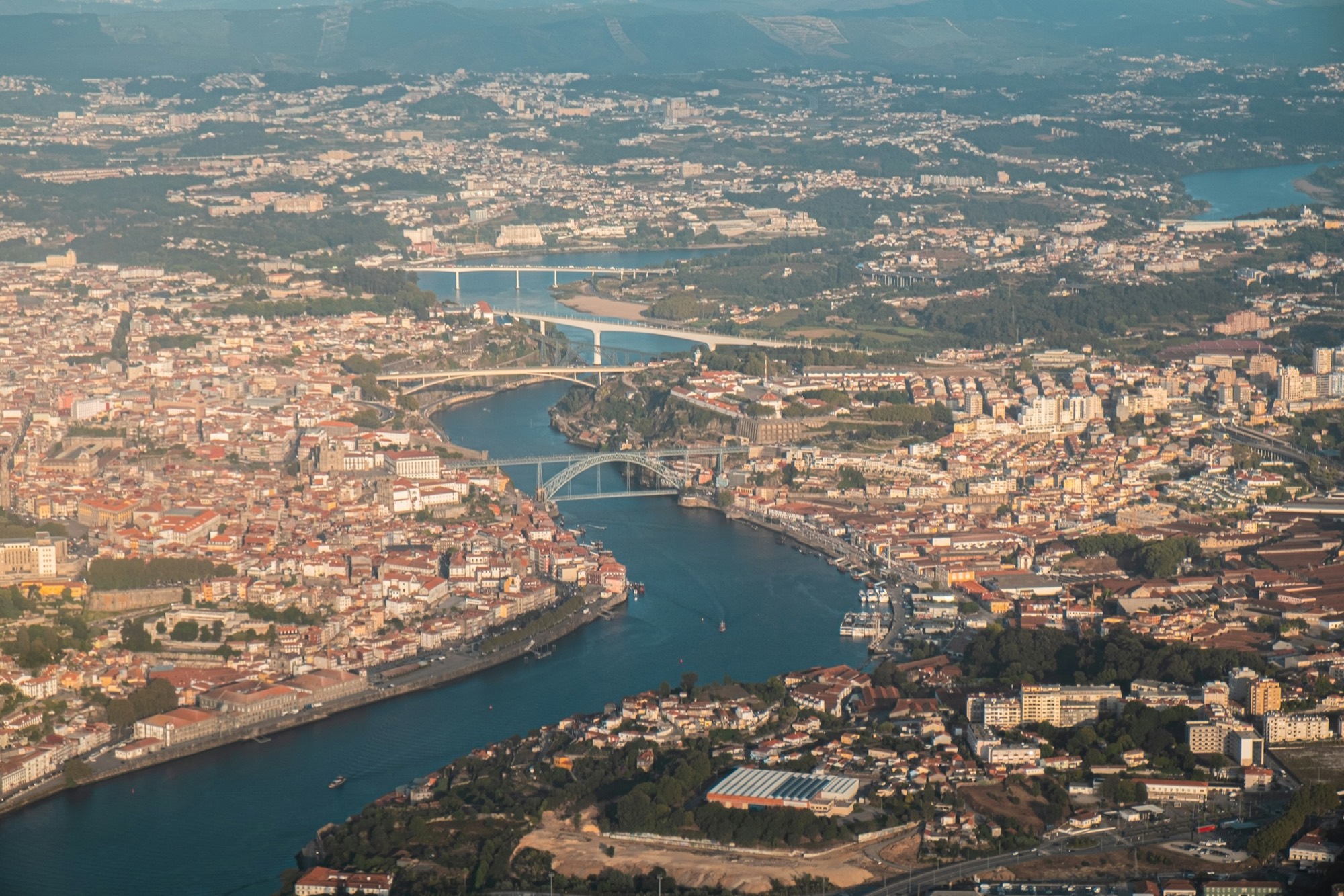 Vista aérea do Porto com o rio Douro e as suas pontes históricas